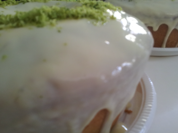 Bolo de Limão com Cobertura de Leite Condensado e Creme de Leite